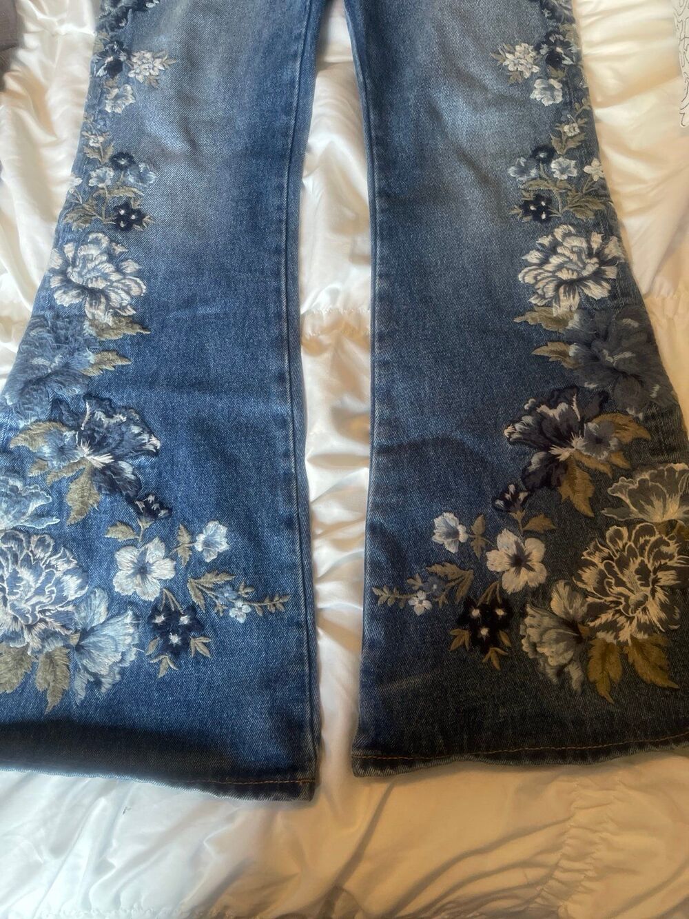 Driftwood Farrah Embroidered Flare Jeans Sz 26 - Picture 2 of 8